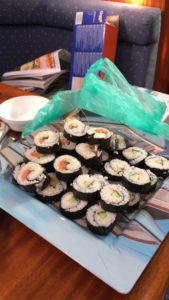 Sushi's maken aan boord van de Eagle