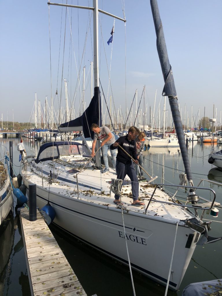 Herfst in Makkum. De matrozen maken de boot schoon