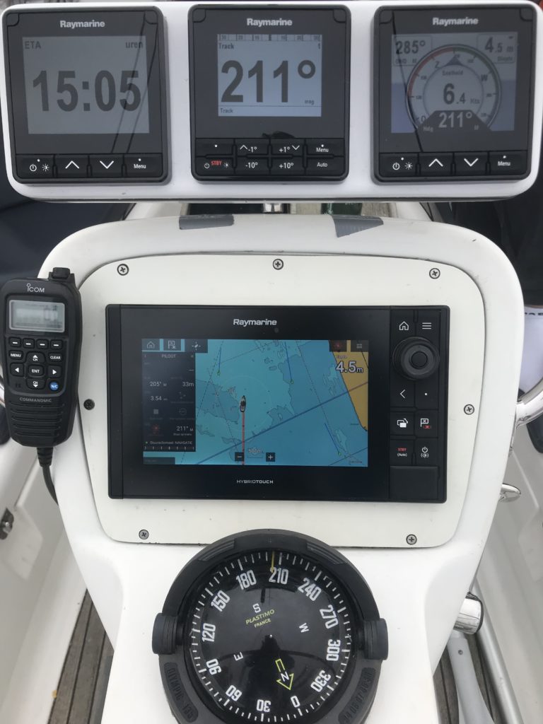 De apparatuur aan boord van de Eagle: Raymarine Axiom Pro 9, 2x I70s en een P70 stuurautomaat.