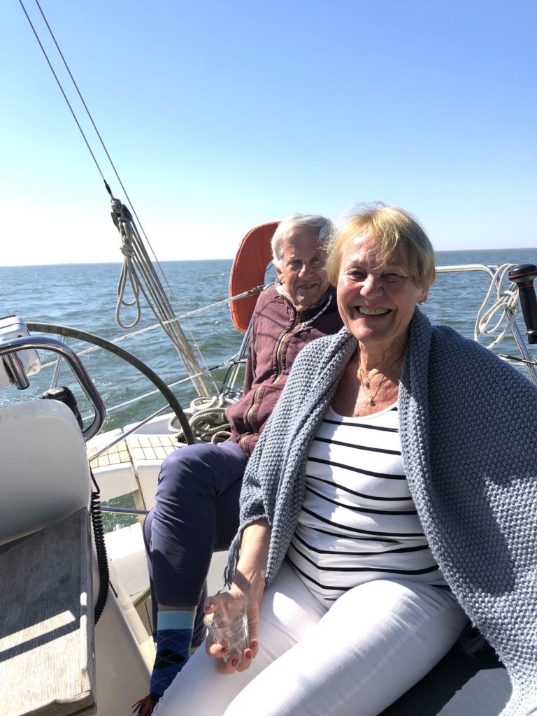 Opa en oma uitlaten op het IJsselmeer